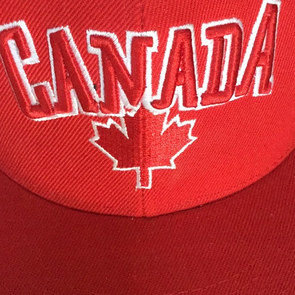 Red Canada Cap - Picture 4 of 5